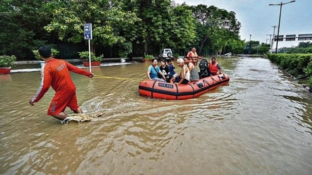 A_rescue_operation_on_Ring_Road_in_New_Delhi_during_recent_floods