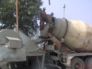 Wash water from transit mixer being poured in a Reclaimer (right)